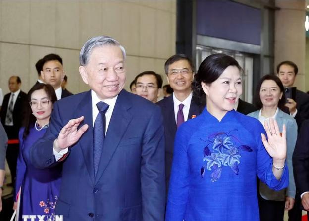 摊牌了！苏林前脚刚登上回国的火车，后脚中越联合声明就砸下来，铁路、矿产、核安全、