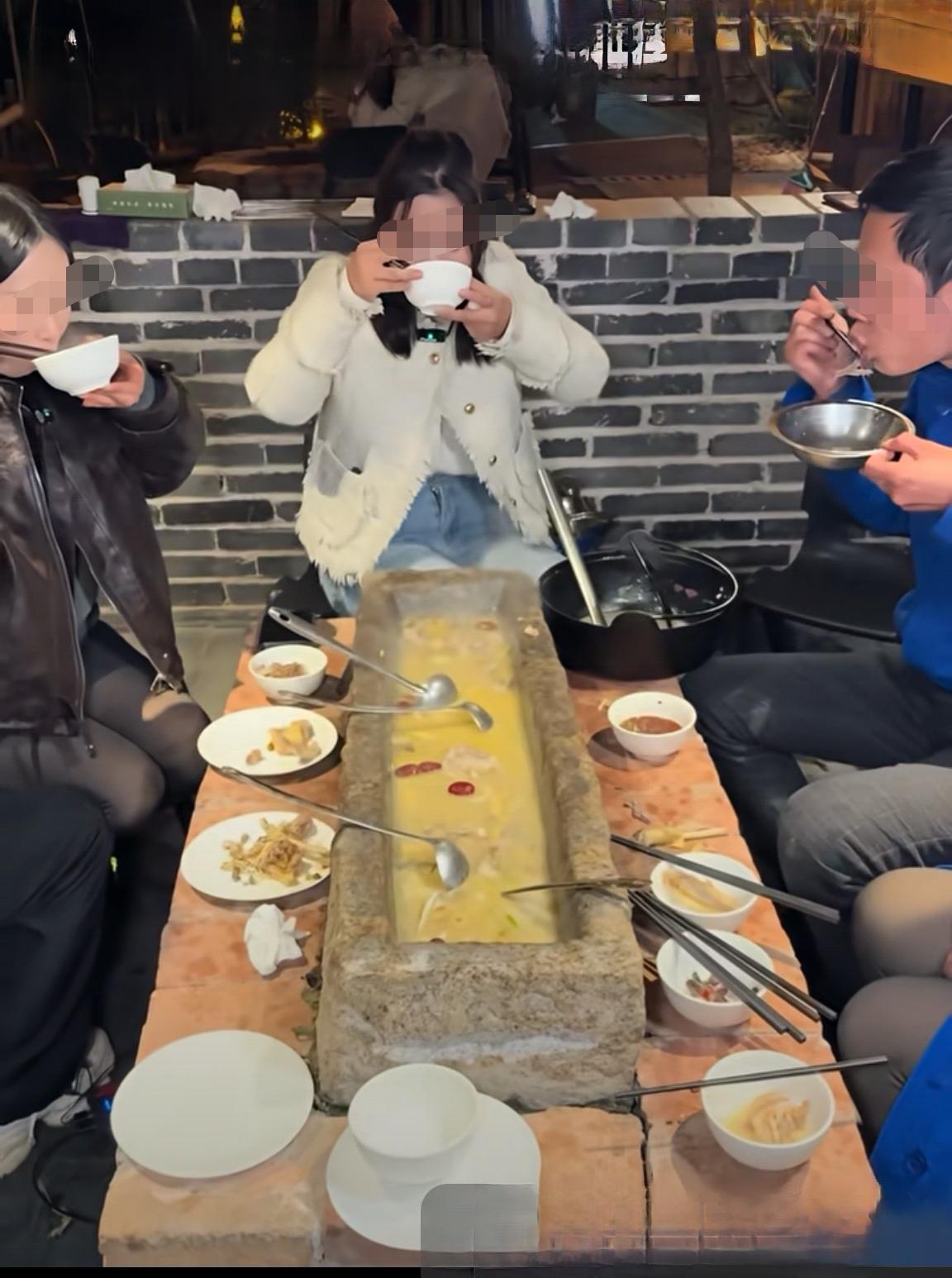 恳求条友们！[作揖][作揖][作揖]
请大家帮忙看看，这饭店盛菜的器具，是不是我