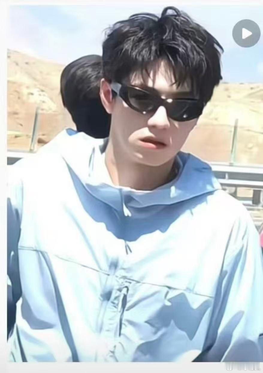 《朱志鑫你不要开车了，你下来走，走到下颚线回来为止》