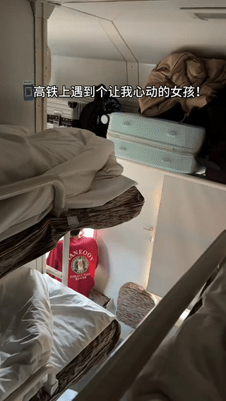 一名男生坐火车回家过年。
他在卧铺车厢里看到一个让他十分心动的年轻女孩。
该怎么