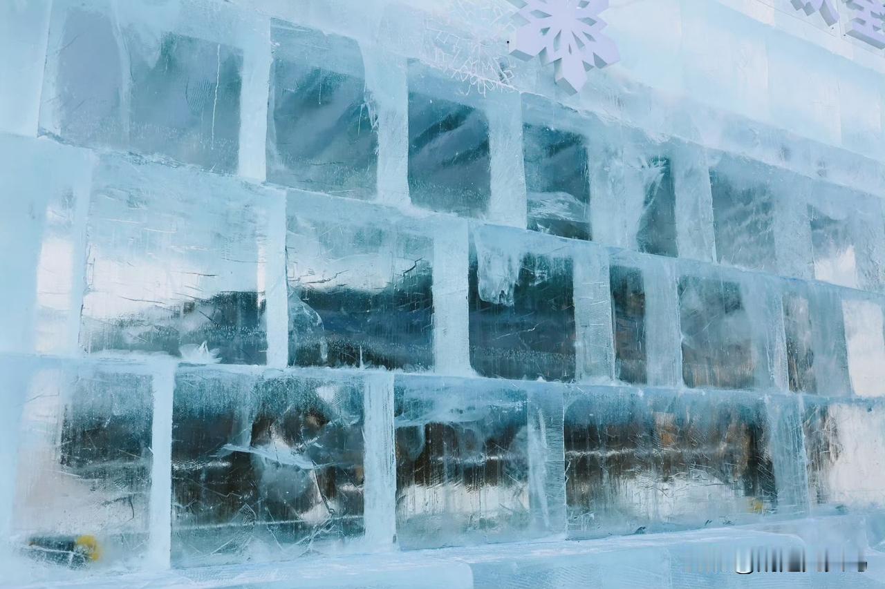 哈尔滨这波真的会玩！比冻梨更硬核的“东北冻车”来了——XC70直接躺进冰雕里，零