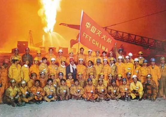 1991年，战后的科威特，全国近1000口油井在燃烧。各国疯抢灭火合同，美国抢走