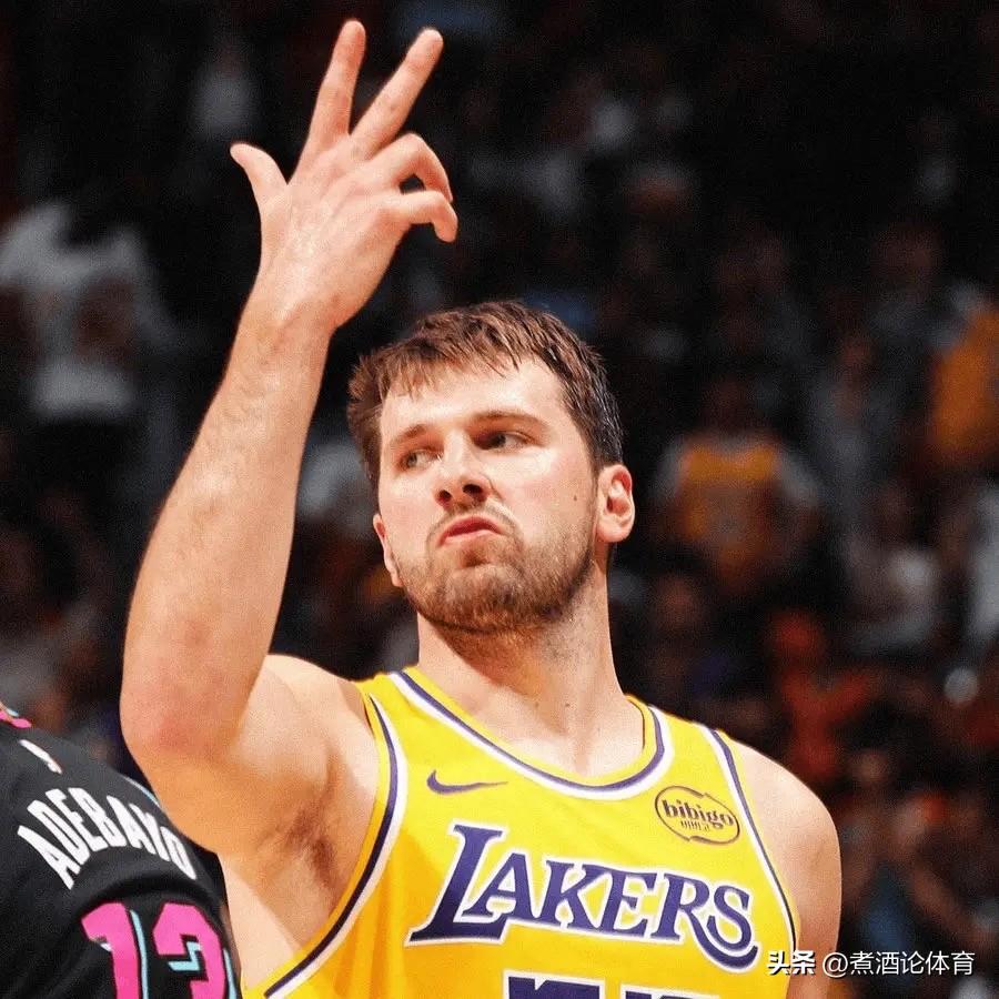 东契奇本赛季场均33.4分（联盟第一）、7.9篮板、8.4助攻，得分爆炸力来自技