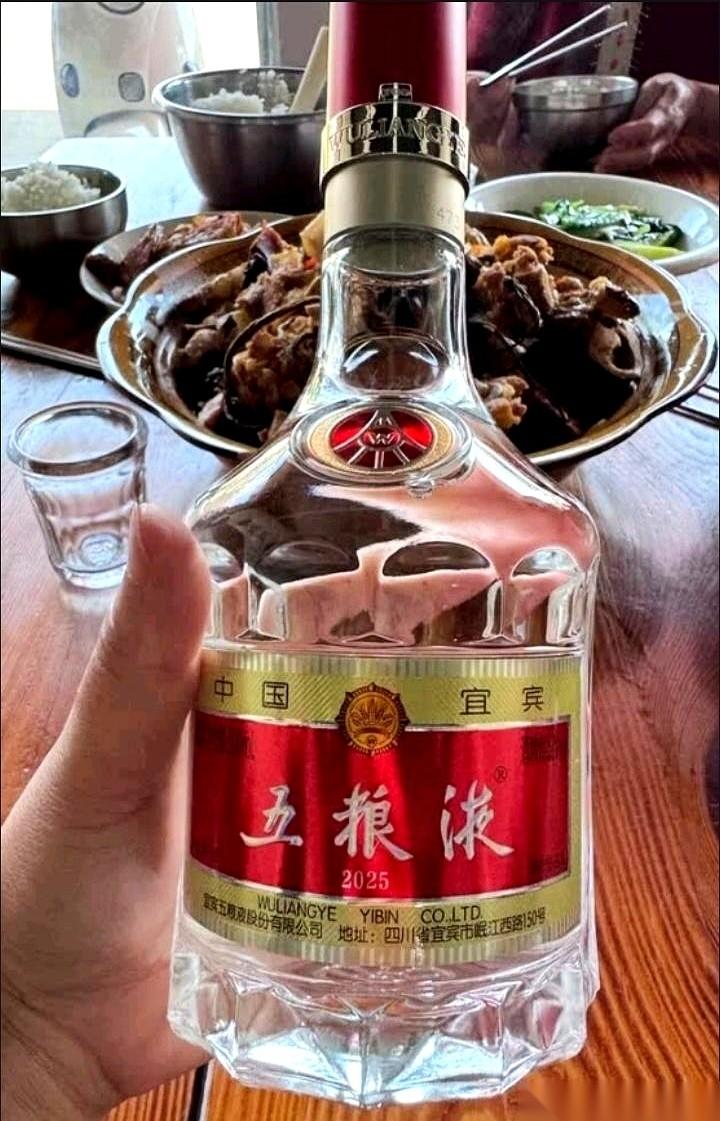高端白酒里，有个家伙一直不按套路出牌。
就是五粮液。
你到货架前看一圈，茅台、青