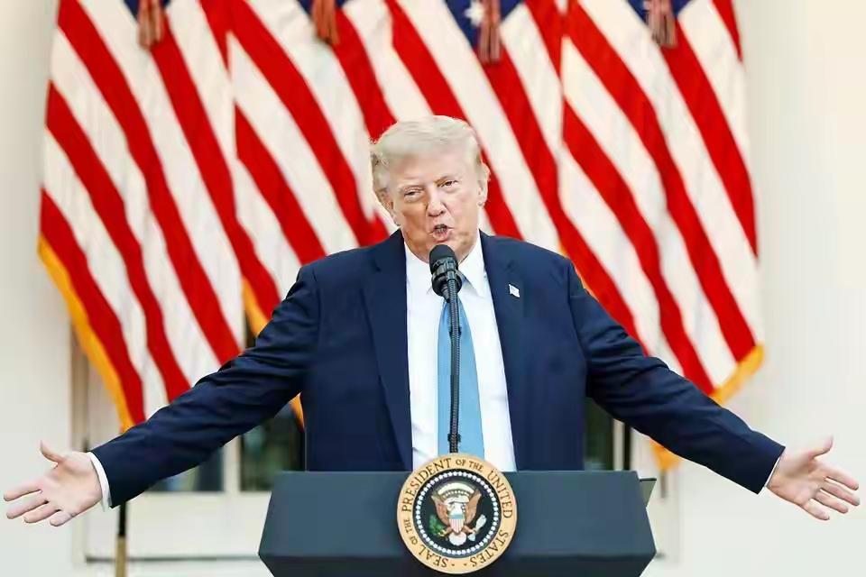 美国新版和平计划否定了泽连斯基总统合法性，不仅不能加入北约，还要全面撤出阵地割让