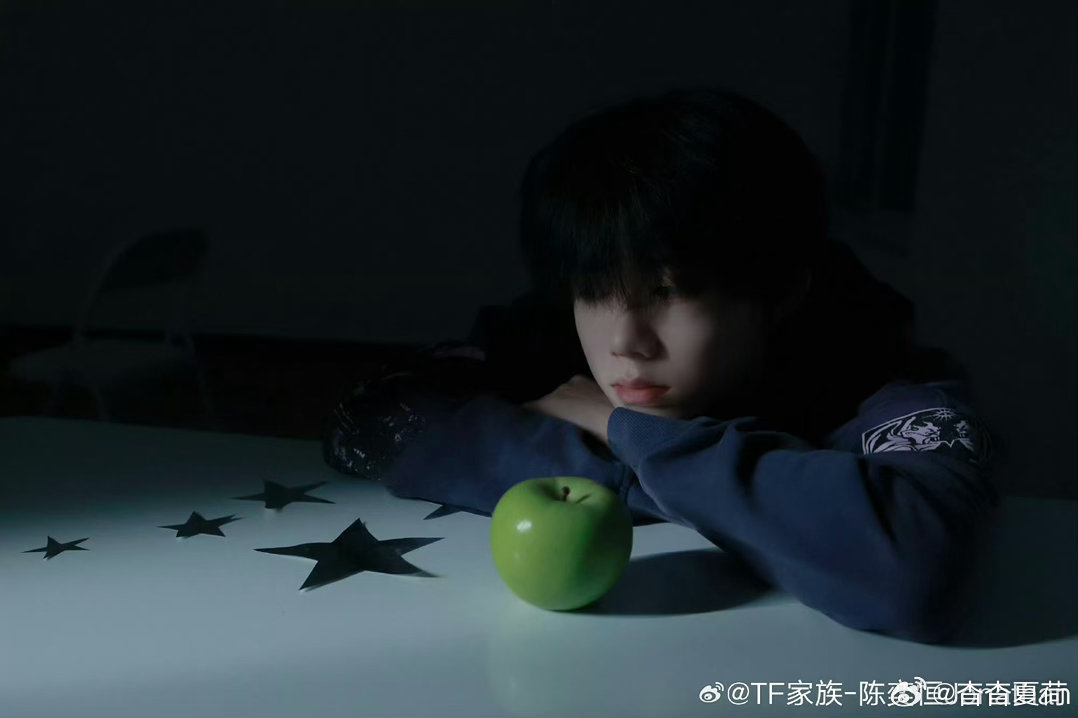陈奕恒去香港了🛍漫步香港大街小巷，随心打卡拍照，愿少年旅途轻松，收获满满快乐。