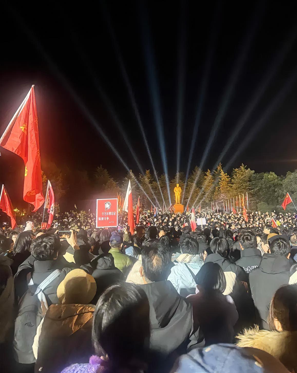 大清早5点的湘潭，毛泽东故居门口就已经挤满了人！大家捧着一束束鲜花，自己主动赶来