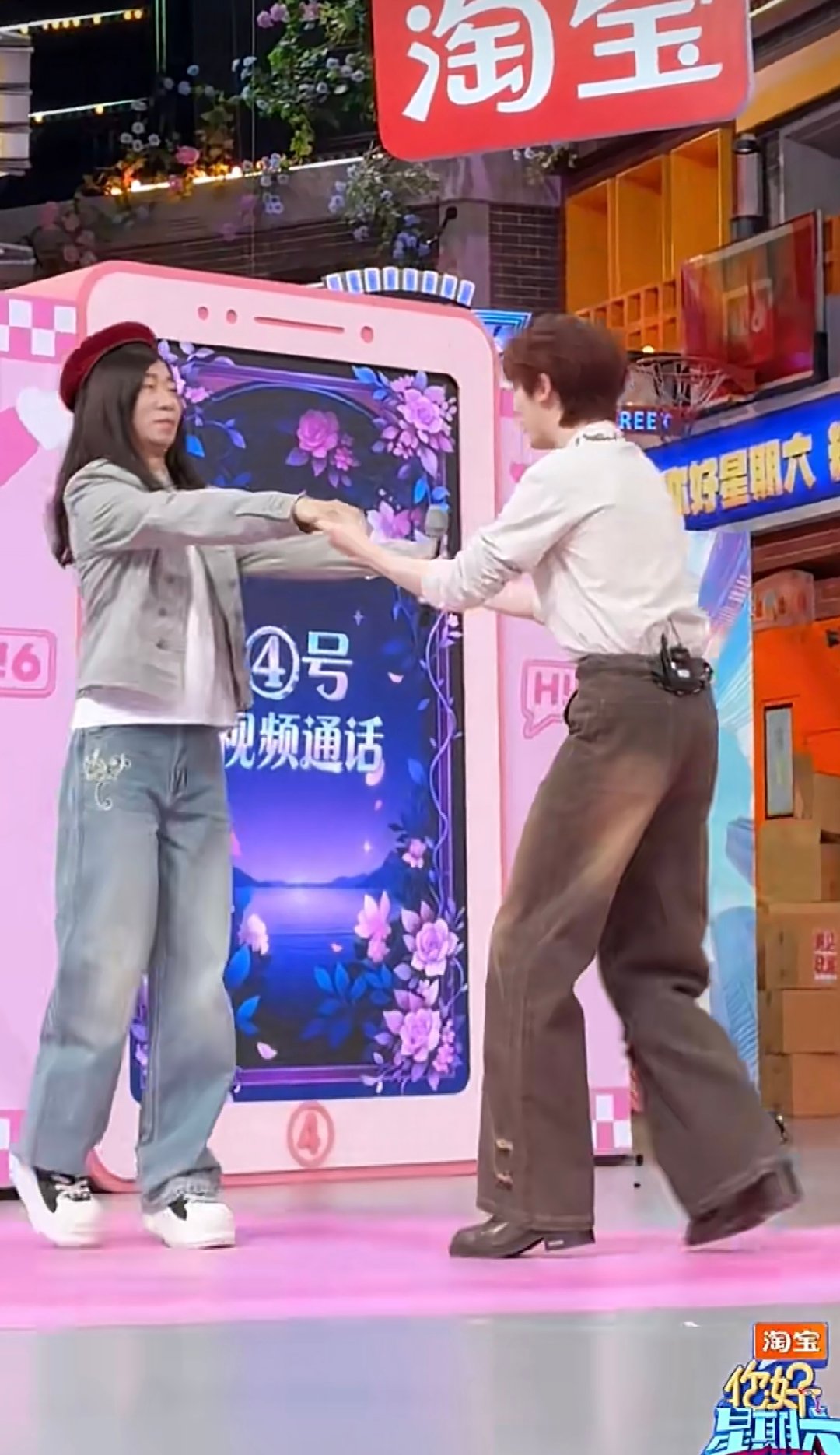 是不是丁程鑫杨迪跳舞才那么好笑杨迪女装搭配丁程鑫优雅舞步，本以为是唯美名场面，结