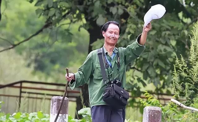 [太阳]1998年，何家庆教授前往深山调研，而这段经历充满了磨难，被毒蛇咬、被马