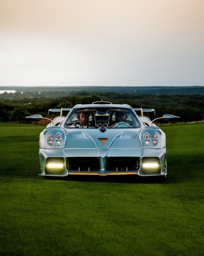 帕加尼 Huayra Imola，艺术品级别的顶级超跑。曲线优美的碳纤维车身搭配