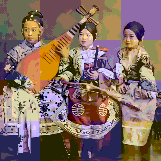 清末广州十三行商馆区的歌伎

画舫灯昏水影长，
琵琶弦上说珠江。
夷馆朱旗商客聚