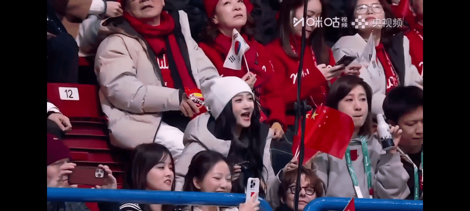 关晓彤现场观看冬奥短道速滑关晓彤来看短道速滑比赛啦！加油的口型！！！短道速滑 紧