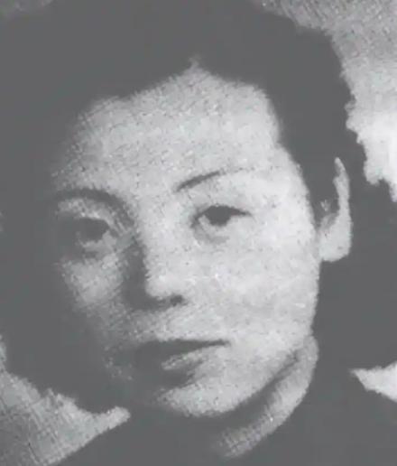 1970年，陈独秀58岁的女儿陈子美，身上绑着5个空油桶，带着小儿子，从广州珠江
