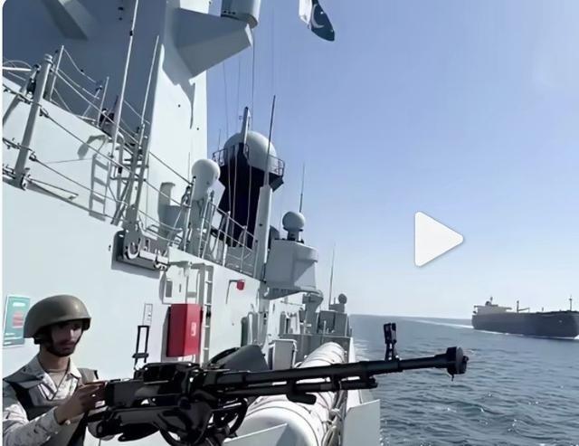 巴基斯坦海军在阿拉伯海巡航的054A导弹护卫舰，居然还在使用老掉牙的54-1式1