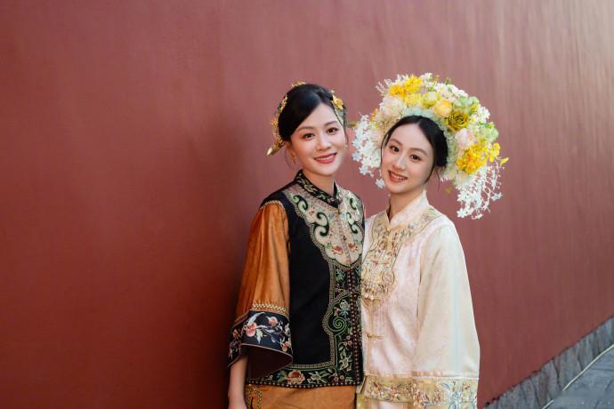 叶一茜森碟簪花照 叶一茜森碟簪花合照，一转眼森碟都这么大了，母女两个都超美啊~ 