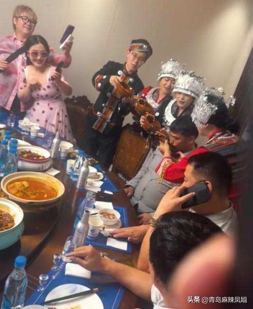 尧山沸腾了！大衣哥空降漂流音乐节，台下全是穿救生衣的观众。
6月14日，农民歌手
