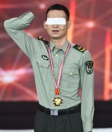 网上有人给杜富国算了笔账：月津贴3万2，国家分了180平的房子，水电燃气全免，这