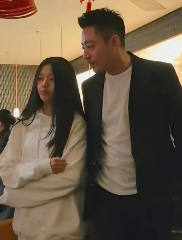 现在，
才发现，
小玥儿的颜值真的赢在天然！比起小S被刻意培训的三个女儿，她的美