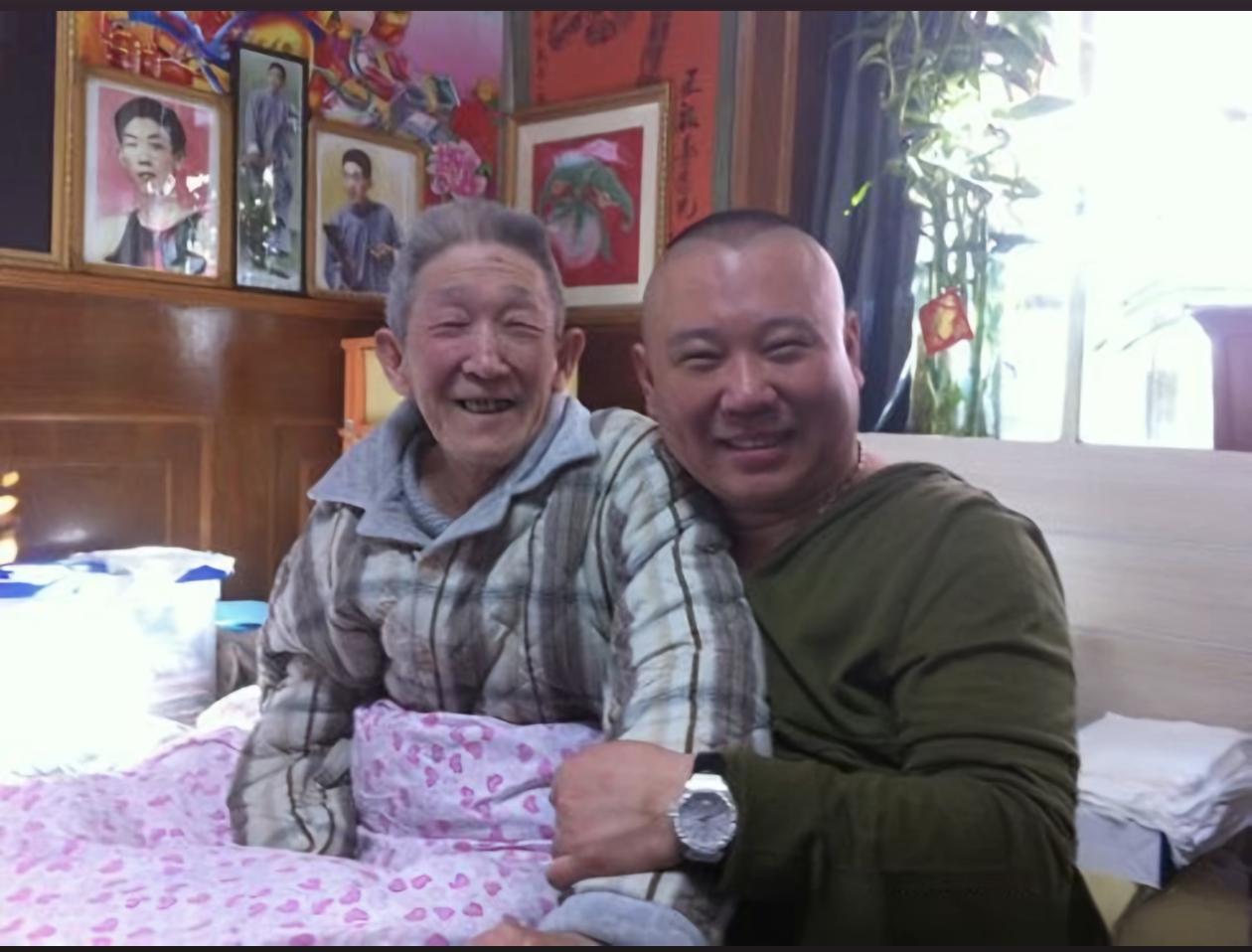 2011年，郭德纲看望自己的恩师金文声老先生。金文声在郭德纲的成长道路上帮了他不