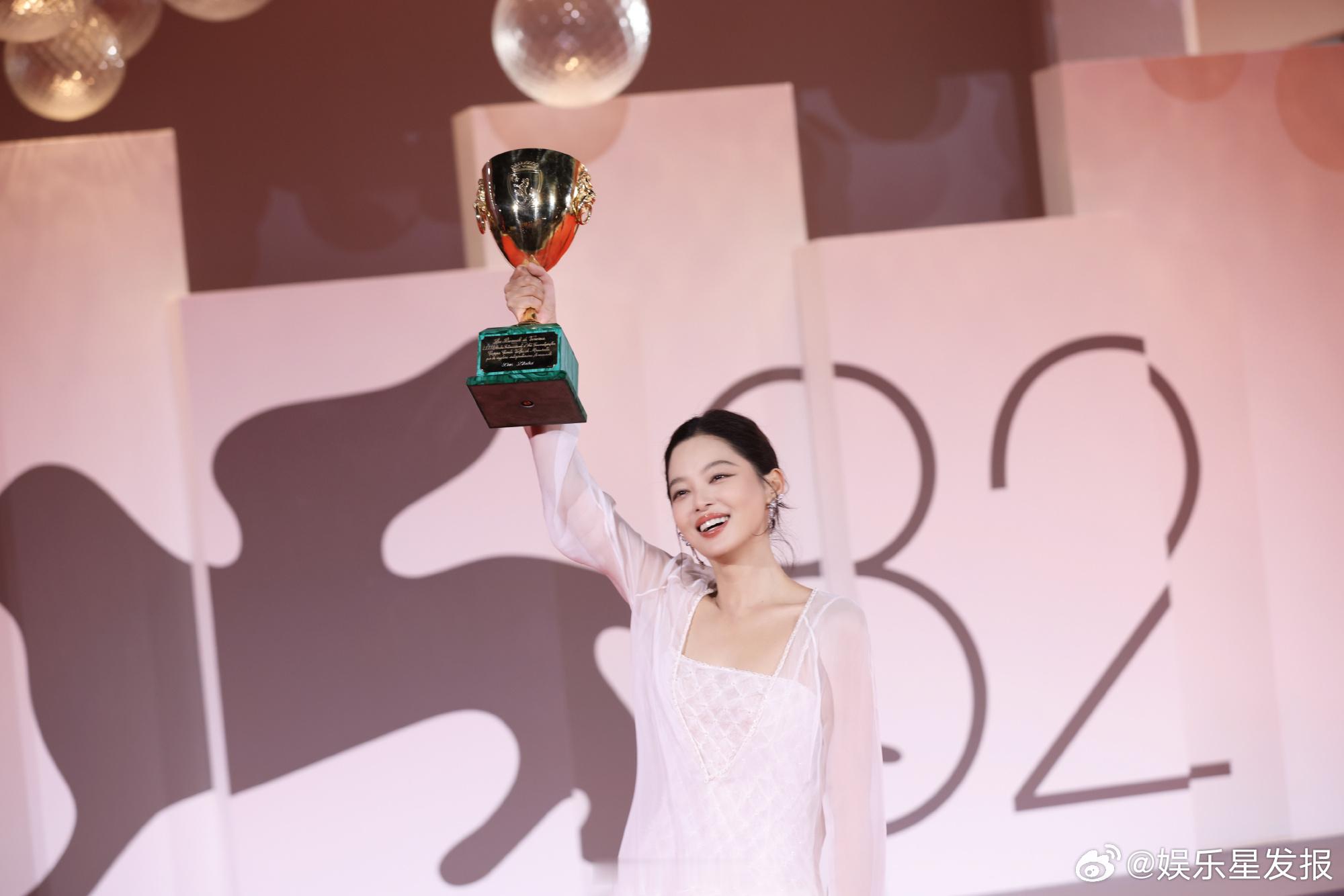 辛芷蕾人民画报正刊封面 还是正红最能衬出！《人民画报》的2026年2期正刊封面，