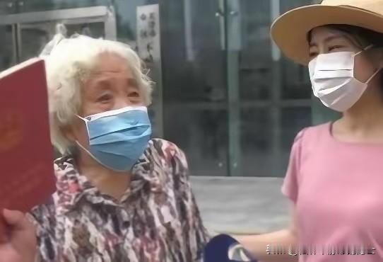 2020年，天津那对结婚57年、连买把菜刀都要AA制的八旬老夫妻，终于顺利办完了