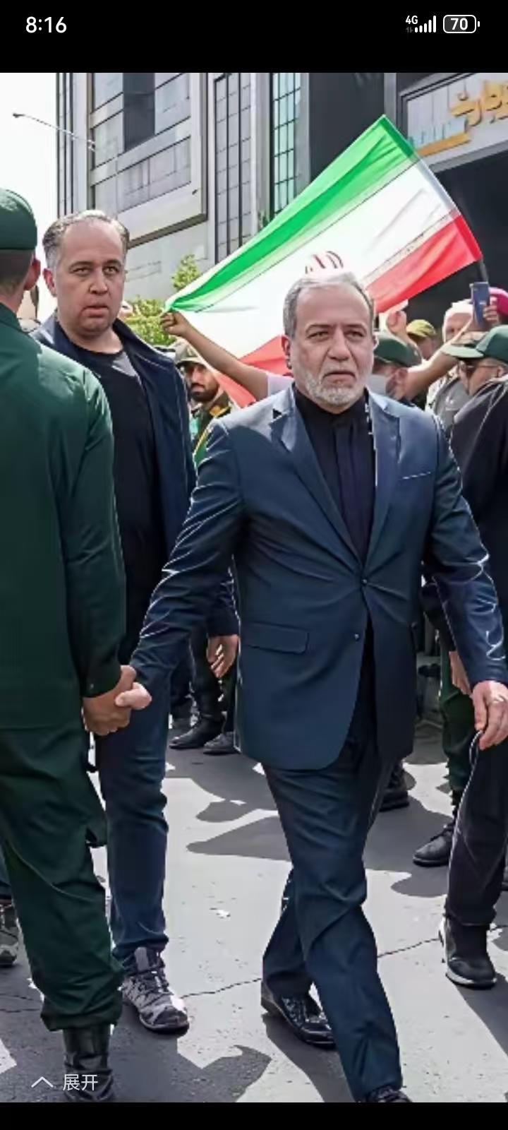 这才是英雄好汉，无畏惧斩首？伊朗外长阿拉格齐轻轻松松走上街头，不躲不藏，随随便便