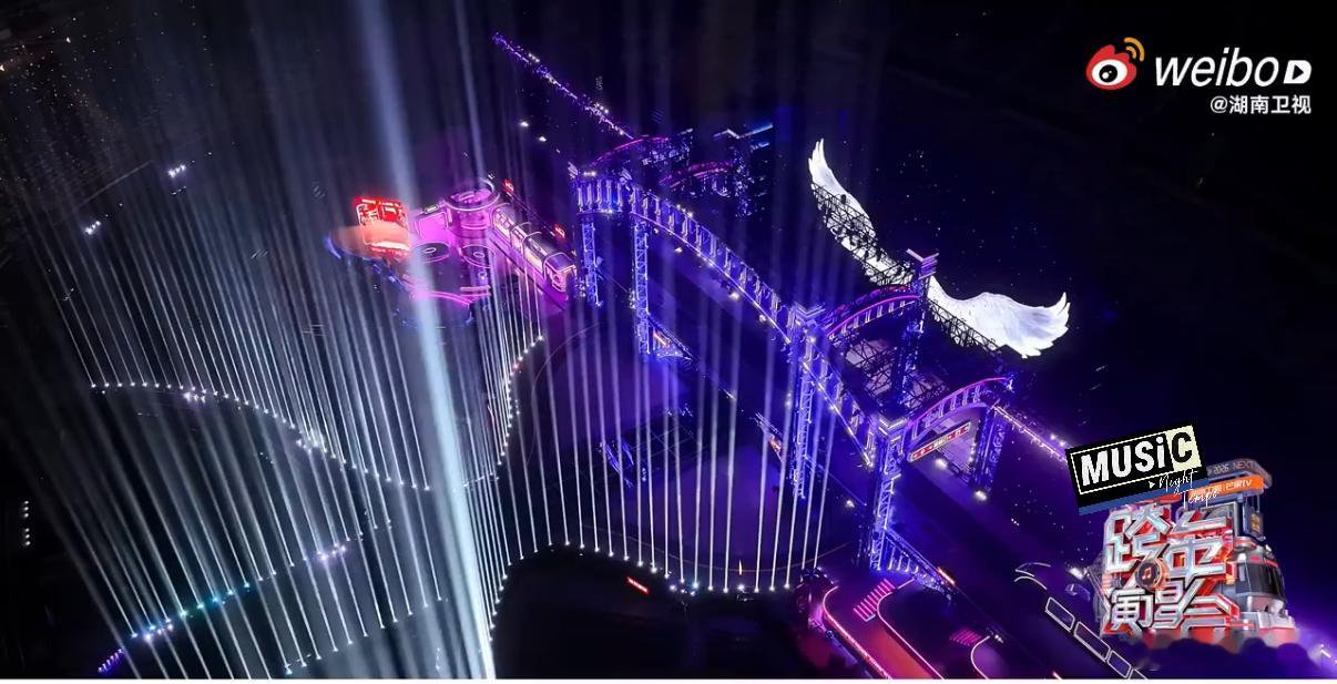 湖南跨年真开高铁了湖南卫视跨年催你上车 湖南卫视跨年盛典再度破圈，高铁站主题的创