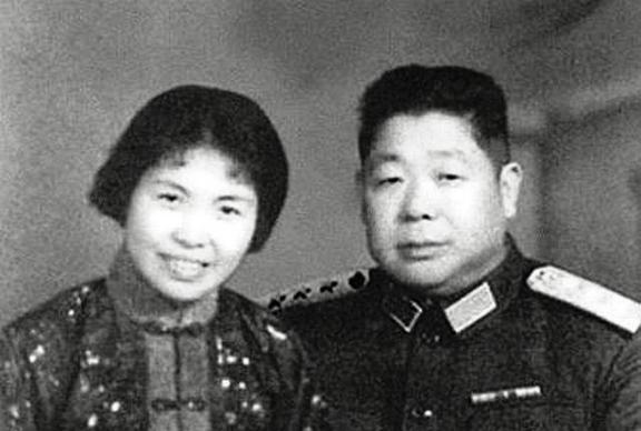 1949年5月27日上海解放以后，陈赓在行军和部队部署的间隙，又一次见到了多年未