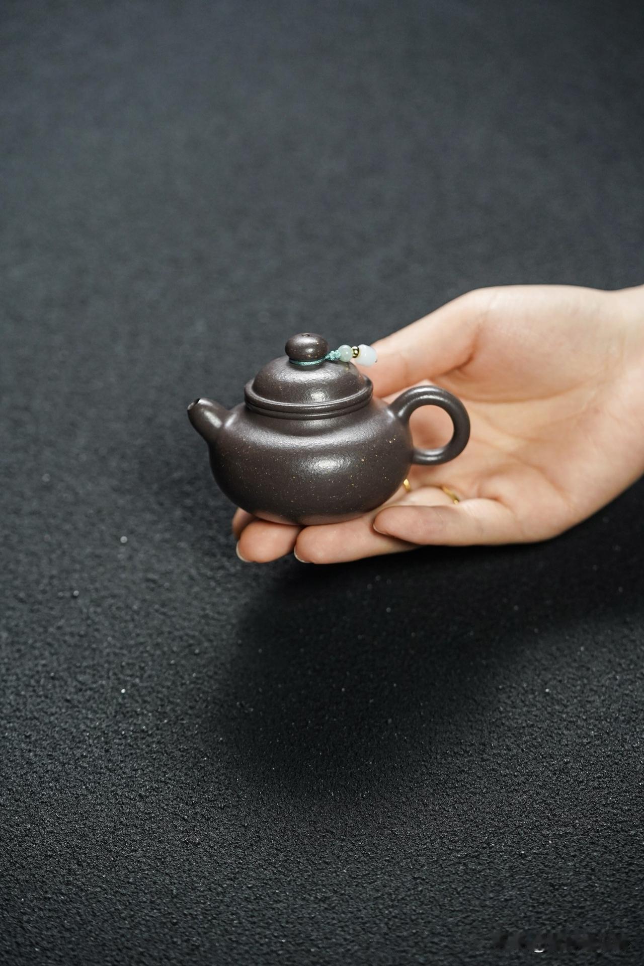 “名家全手工”紫砂壶，竟是199包邮的代工货？
上周末，我拉着刚入坑紫砂壶的朋友