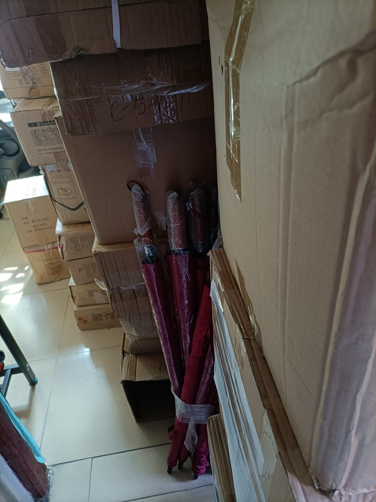 纠结，要不要创业开个门店？
前几天用关系盘了个超市的仓库，小10万的货用了5千块