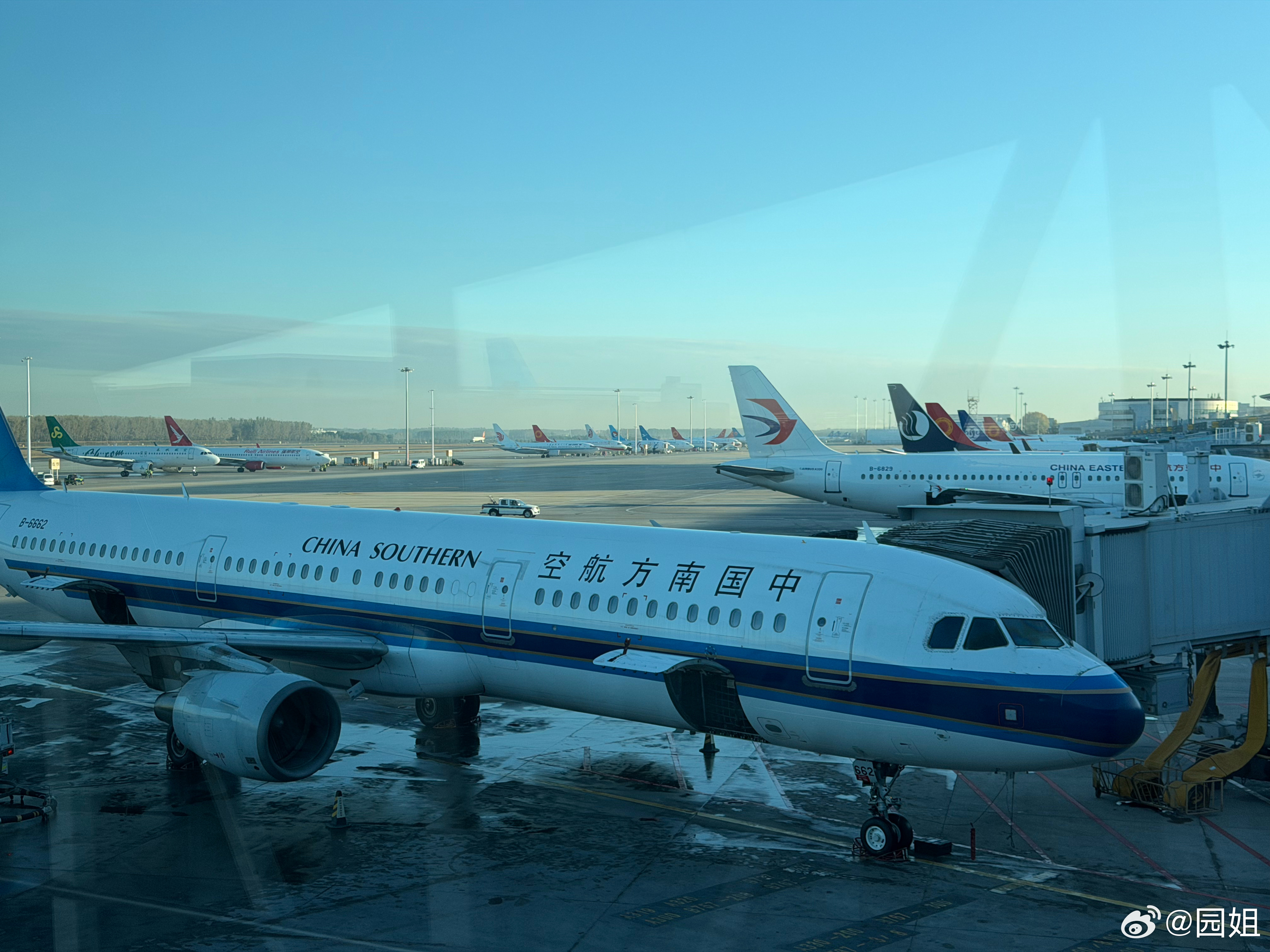 不喜欢早班机，睡不好觉，从暖暖的被窝里出来真的好难呀[哆啦A梦吃惊] ​​​