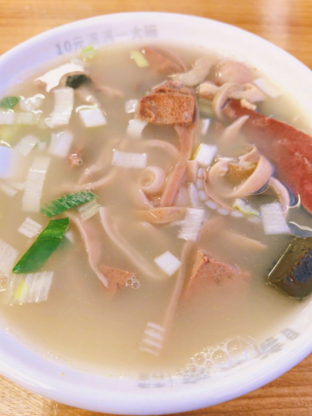 淄博午餐，羊杂汤。羊杂给的真多呀[馋嘴][馋嘴]这一大碗14元。 