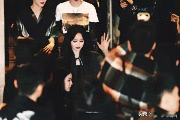 宋茜身着黑色风衣，搭配红唇烟熏妆，尽显冷艳高级感，气场十足。 ​​​