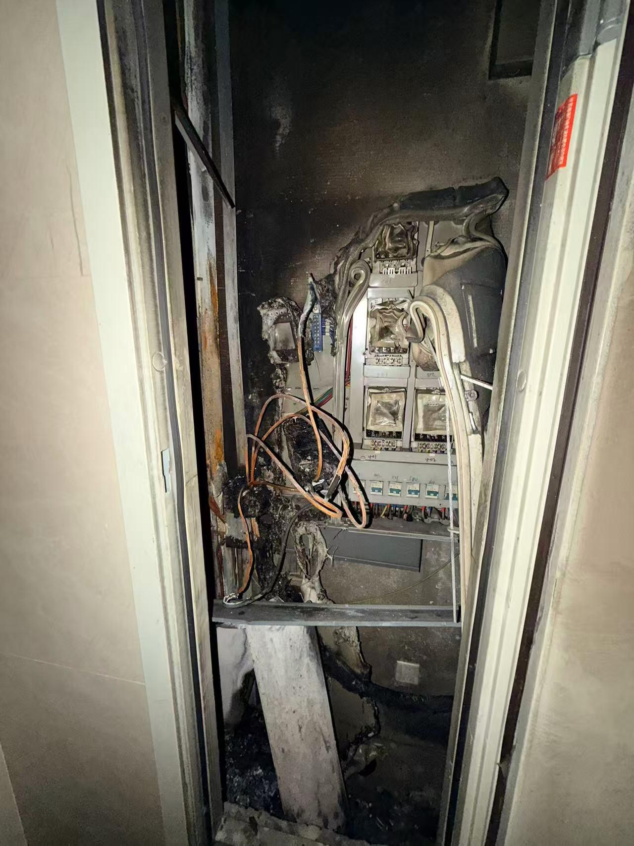 前几天，西海岸灵山湾和玺业主反映说，某楼座单元电井起火了，整个电井从下到上都烧了