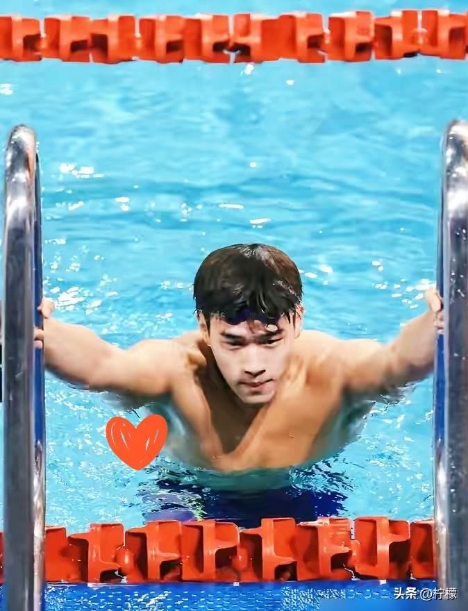 别劝运动员接代言，
劝不住。奥运夺冠后，
潘展乐代言接到手软。阿迪3000万，海