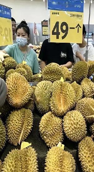 终于弄明白了，
为什么今年榴莲价格越来越便宜了？不是榴莲不好吃了，也不是大家不爱