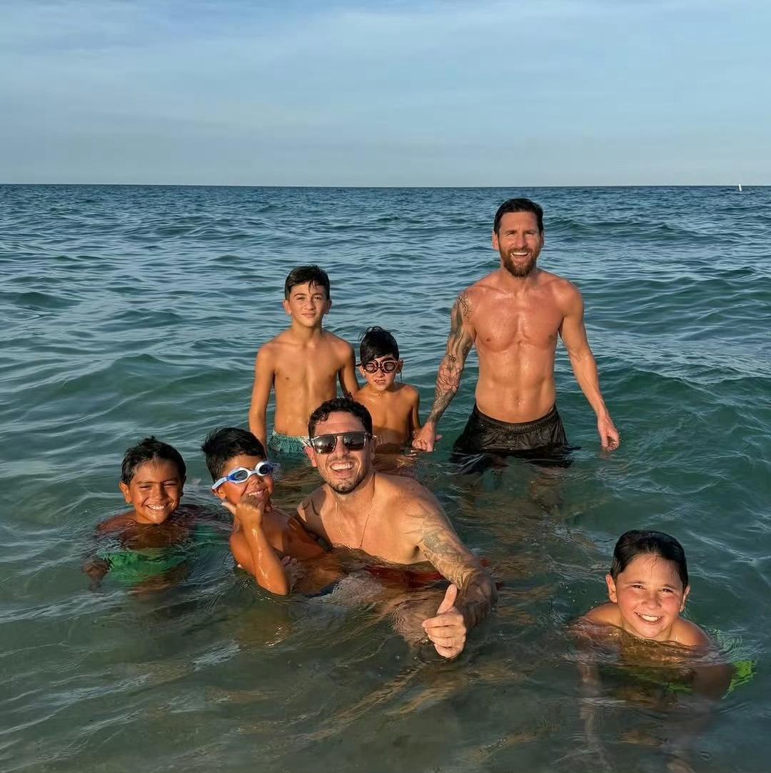 马特奥梅西[超话] 🏊🏻‍♂️📸 ​​​