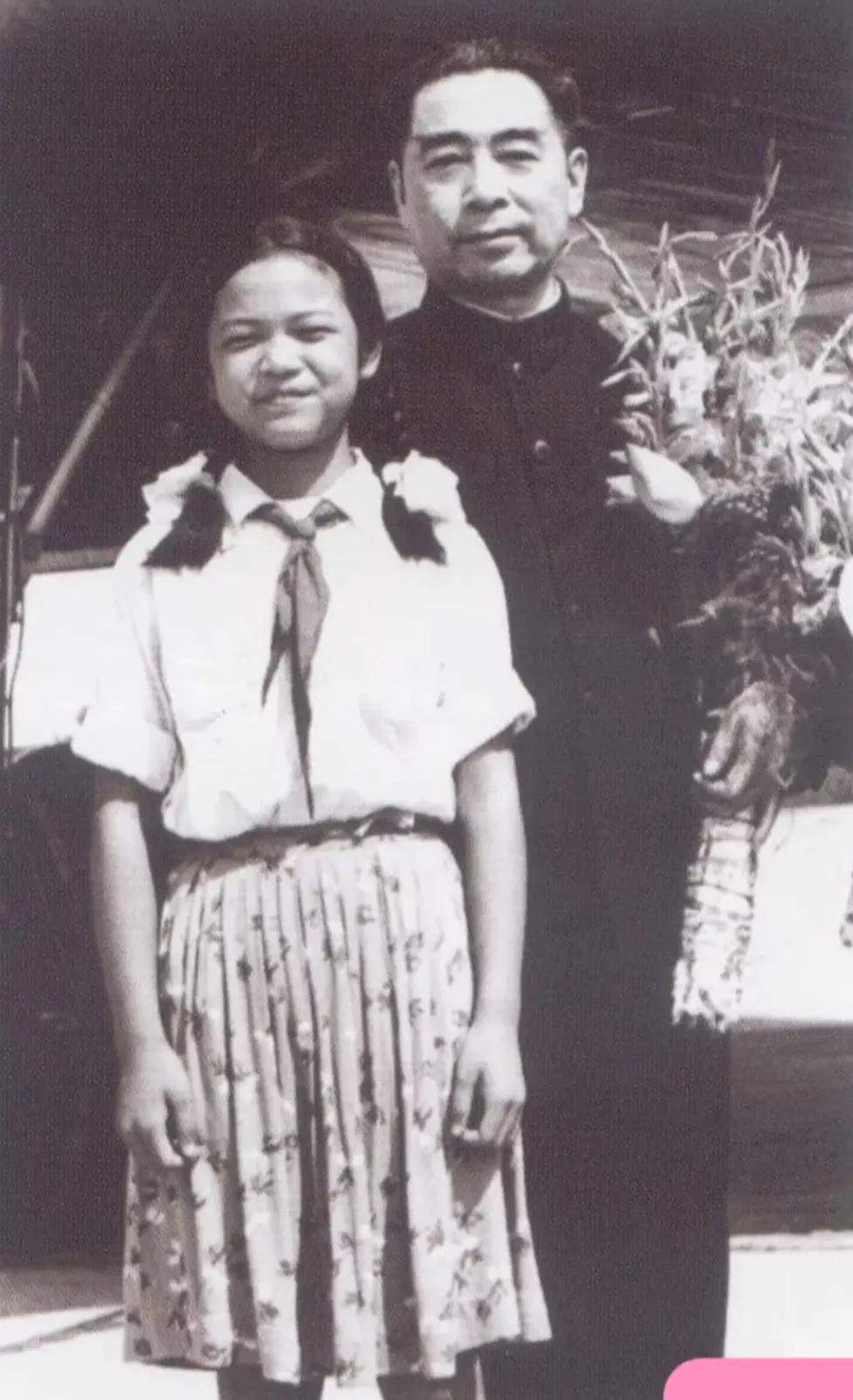 珍藏版照片
1954年，周恩来总理在广州，与欢迎她的青少年在一起，留下一张珍贵的