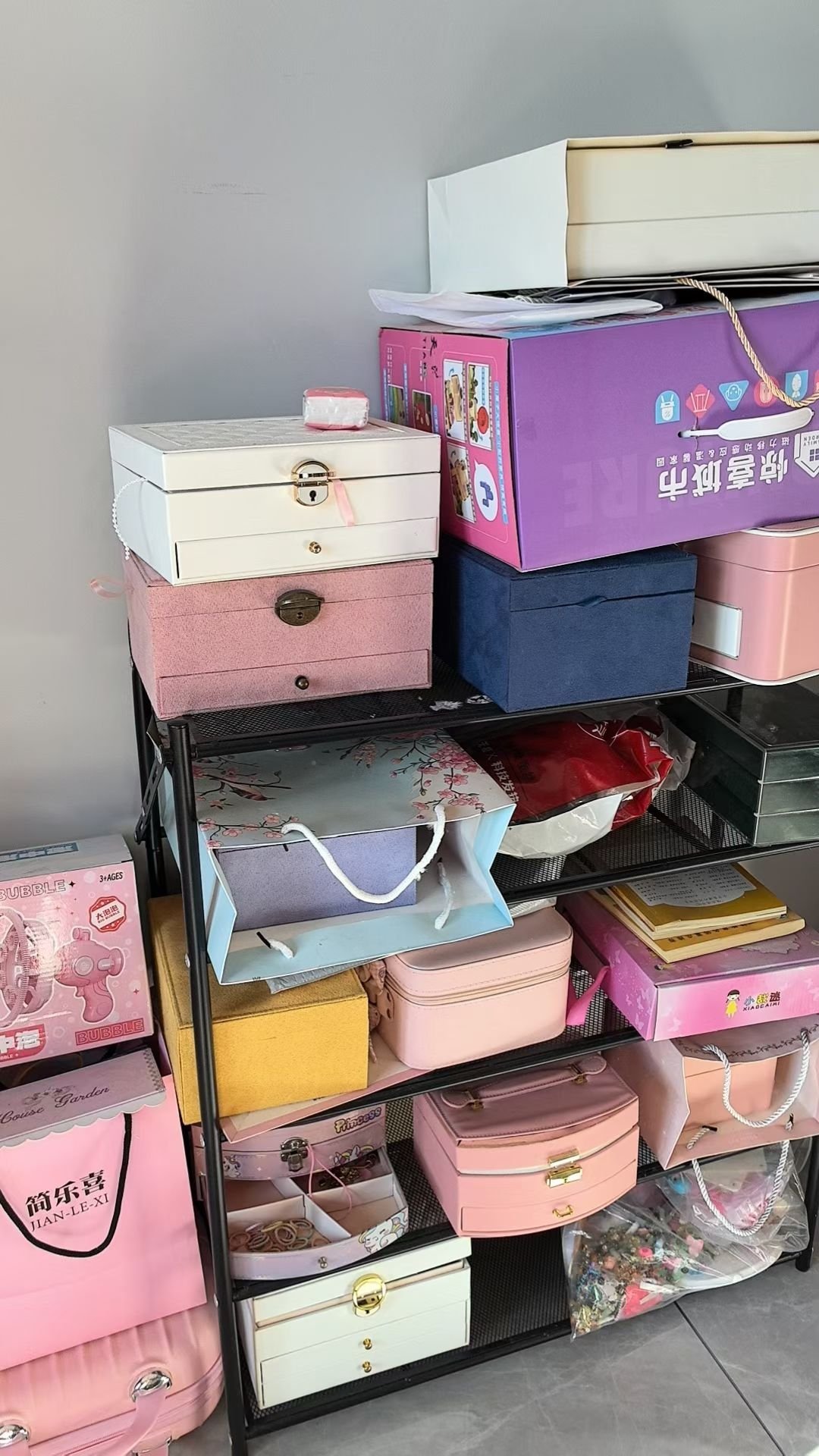 这一个个小盒子也不知道都是啥，太占地方了，我想给她扔了