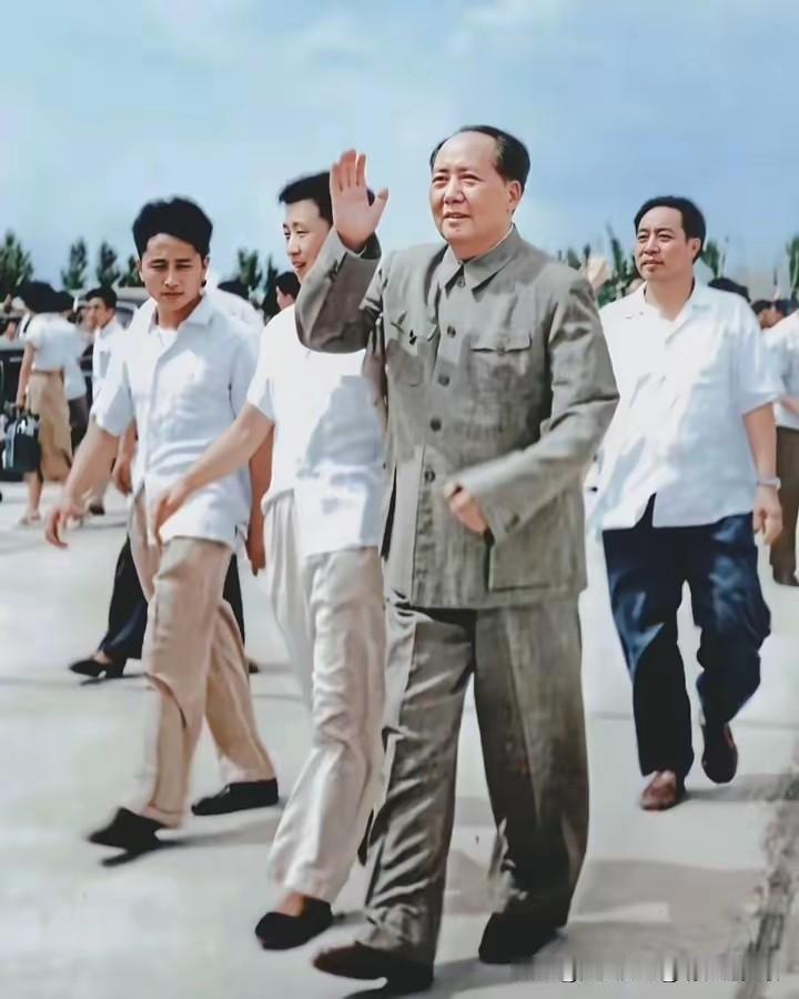 毛主席步履稳健，神采奕奕，笑容满面。