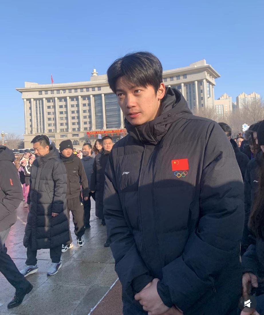 看把这孩子冻的，又黑又老还长胡子了!

1月30日，游泳名将汪顺现身新疆，参加冬