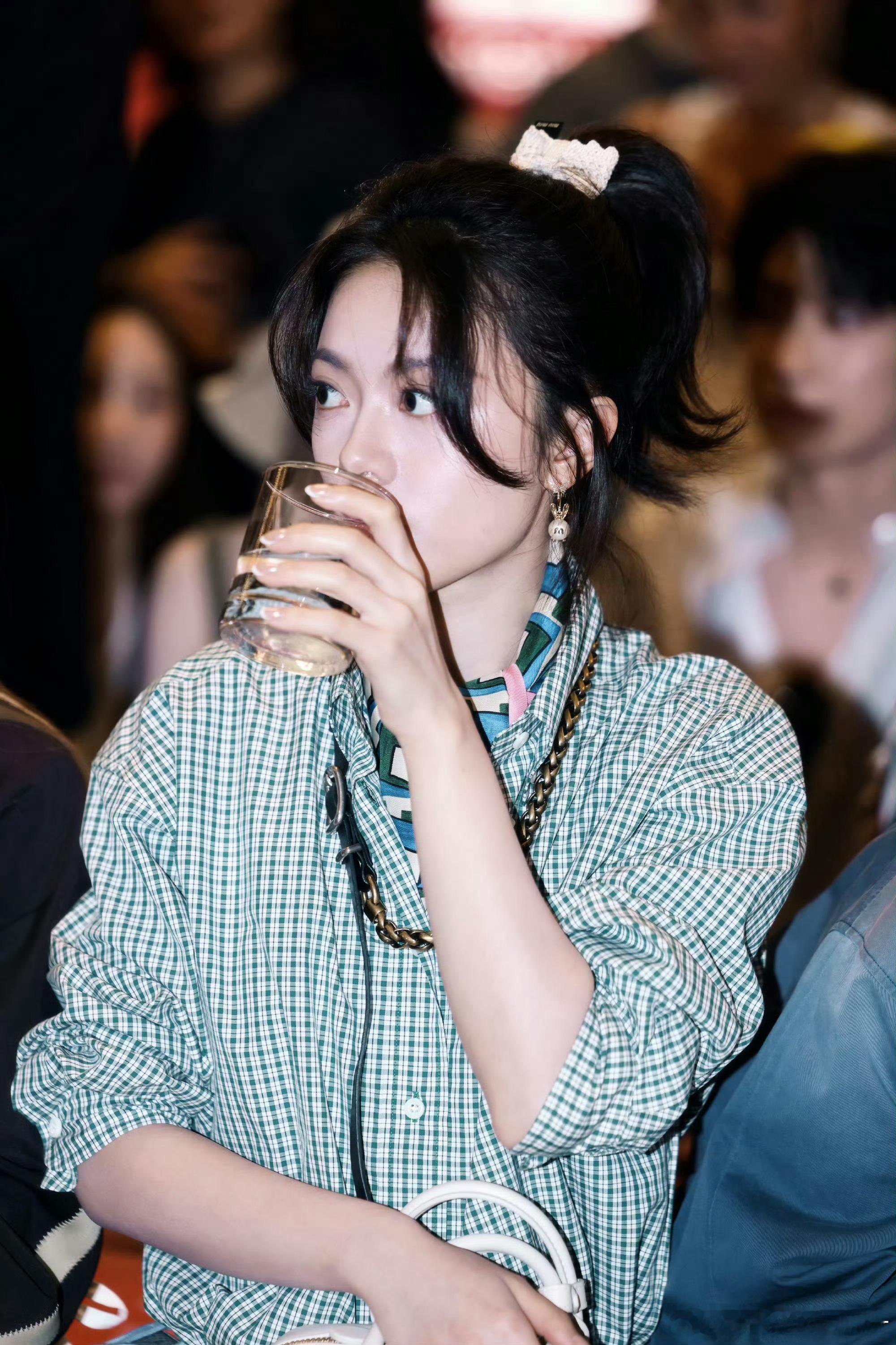 赵今麦赵今麦在人声鼎沸的欢喜里 我唯独望向你我问了问心 它说情不自禁