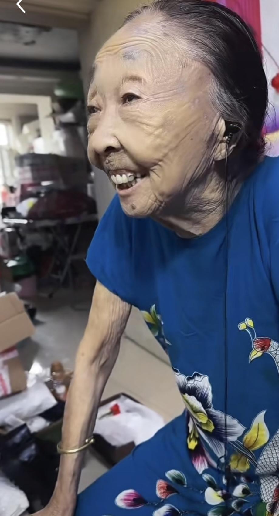年龄最大的工作者当属87岁的马玉琴：她又是在家中开始直播了！只见她身着蓝底印花连