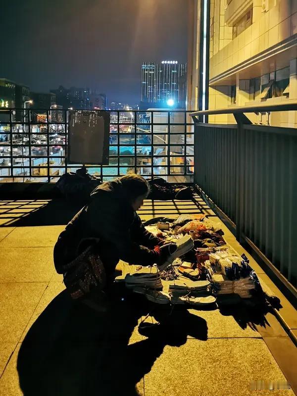 当不被尊重时，无需纠结于沟通、愤怒，无视与远离是清醒的选择。人心如千面镜，变幻难