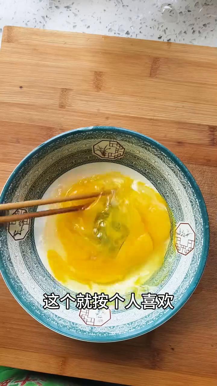 茄子炒鸡蛋。
茄子炒鸡蛋真的可以在家试一下了，拌上一碗米饭真的是超下饭。
·准备