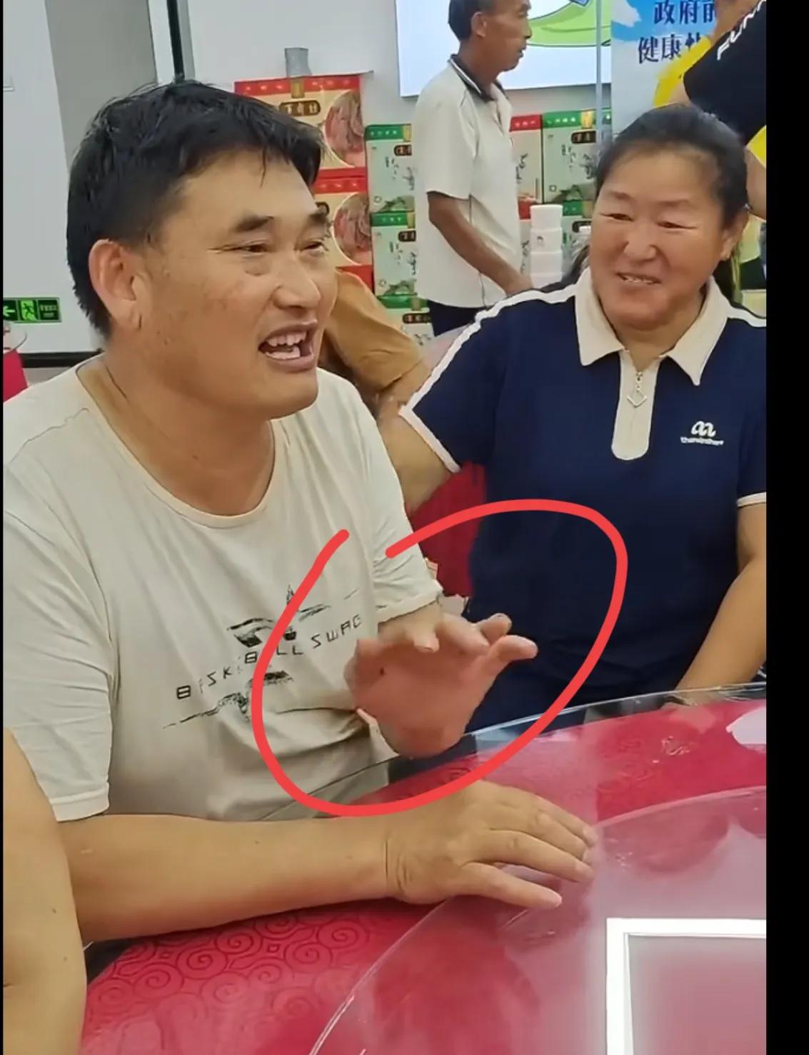 大衣哥这也太嫌弃大衣嫂了！[捂脸]两人去农村饭店坐席，大衣嫂为了体现自己的存在感