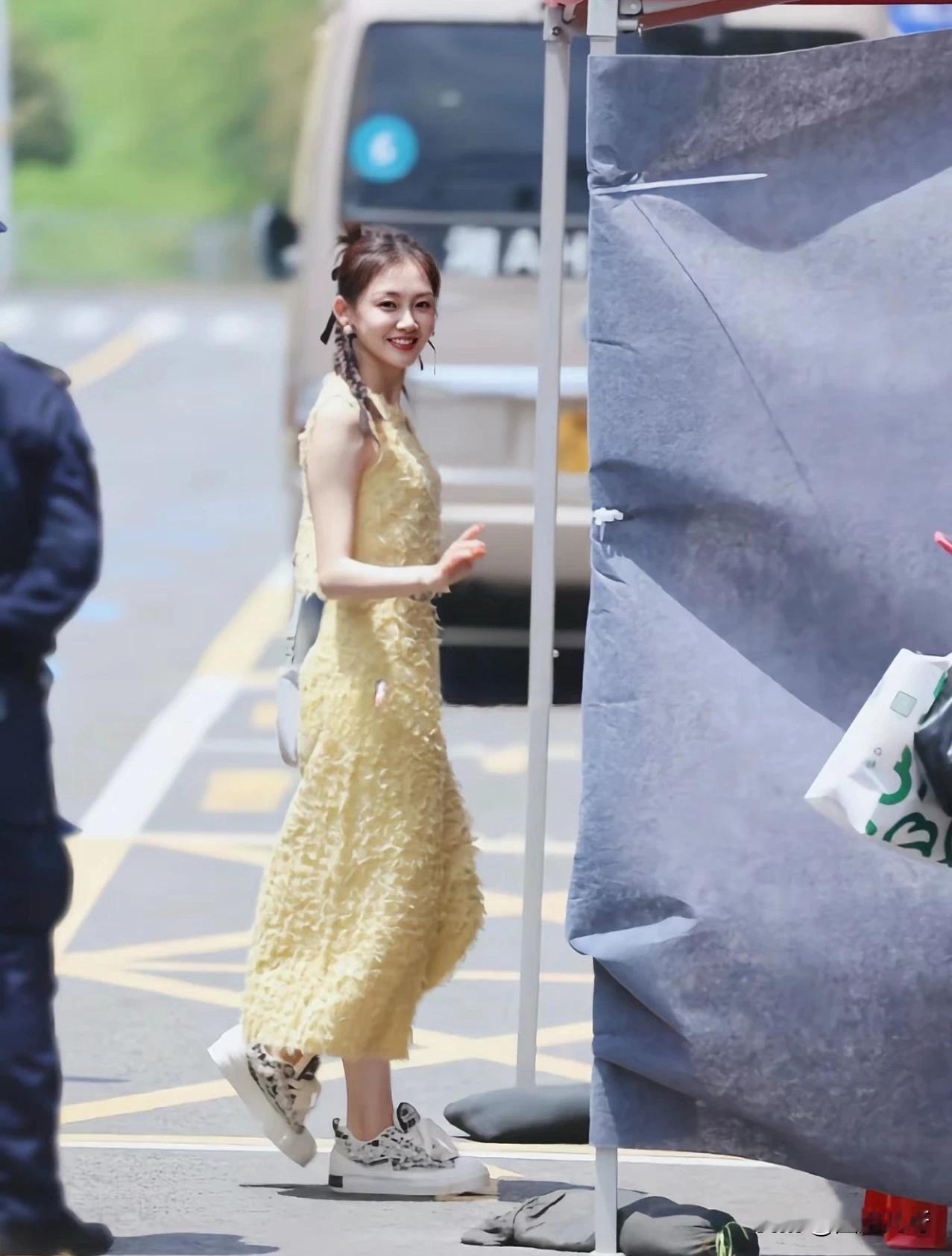 看了苗苗的上班路透，才知道郑恺吃得有多好！
白到发光的肤色，胶原蛋白满满的脸蛋，