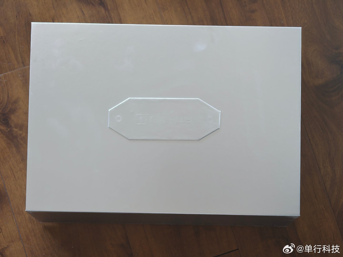 史上最甜蜜的邀请函?打开「一加16 新品发布会」的邀请函礼盒，竟然是——金石榴，