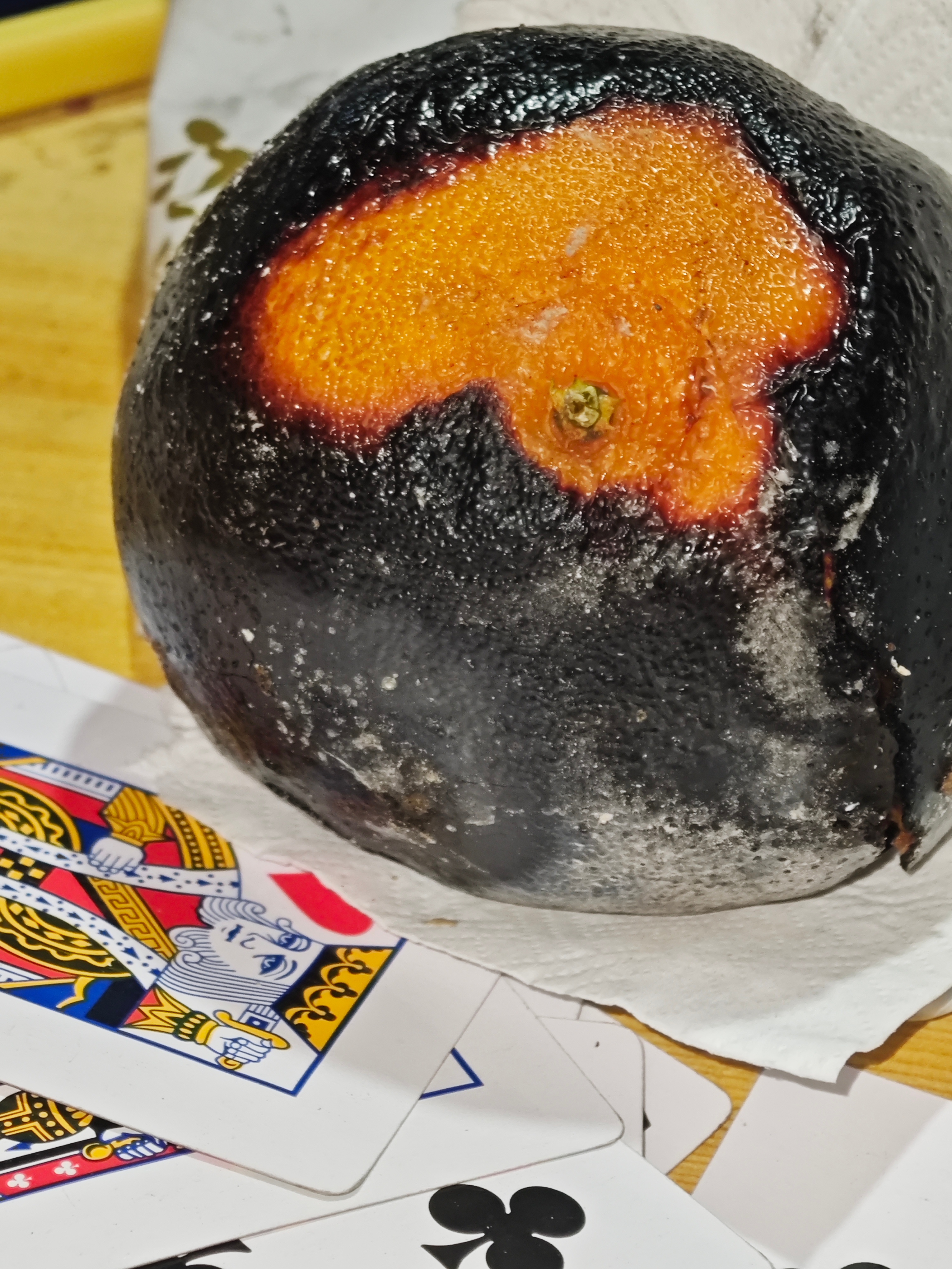 放一个烤熟的耙耙柑在这里 