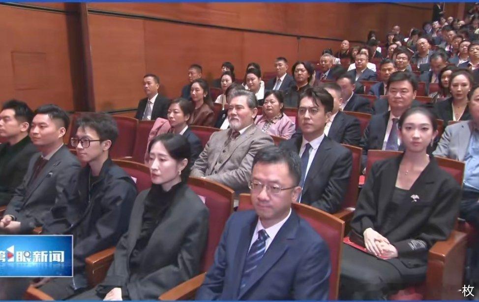 靳东[超话] 恭喜靳东获得文华奖（文华表演奖）。热点现场 ​​​